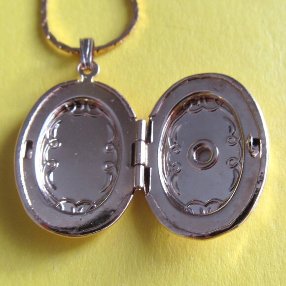 Vintage Petit point locket necklace - Picture 5 of 8